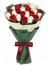 Букет Микс из красных и белых роз в Кольцово