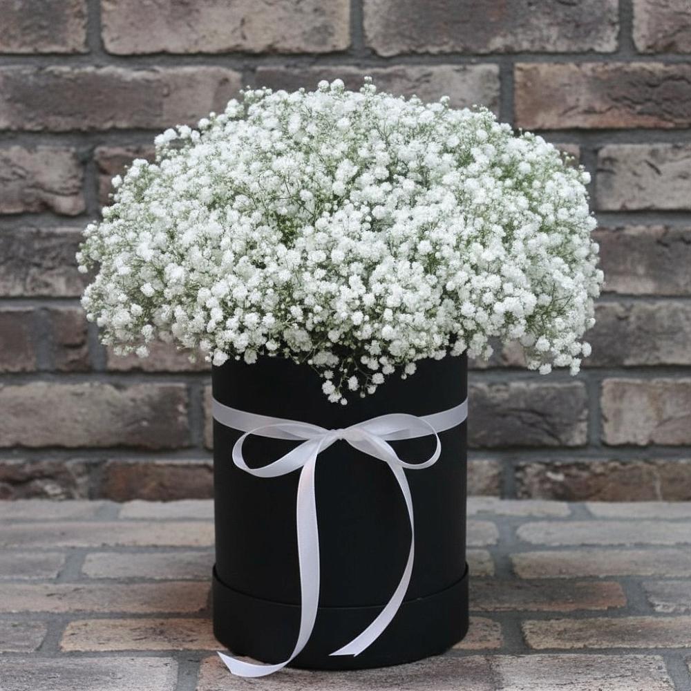 Цветочная композиция из Гипсофила в шляпной коробке в Кольцово