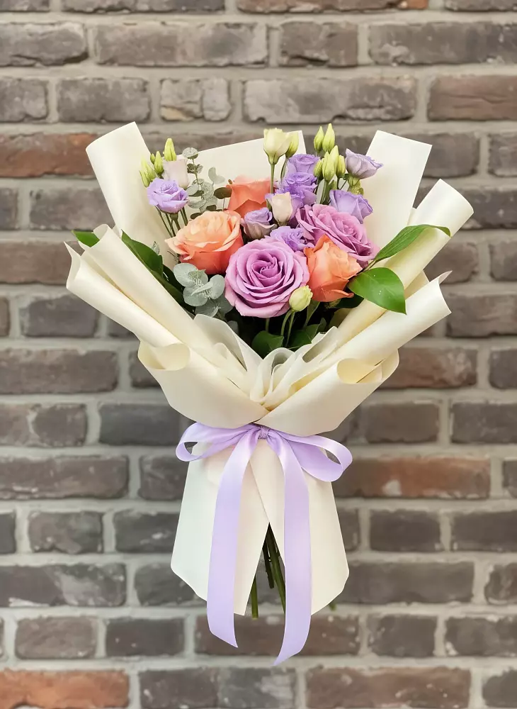 Букет цветов из: Лизиантусы и Розы в Кольцово