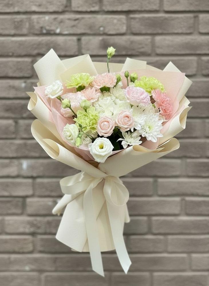 Букет цветов из: Гвоздики, Розы, Лизиантусы и Хризантемы в Кольцово