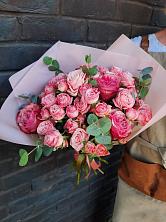 Букет розы в пальмах в Кольцово Букет цветов из: Розы в Кольцово