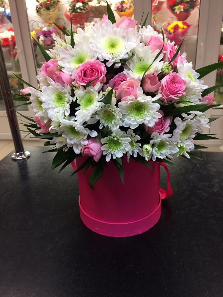 Цветочная композиция из Розы и Хризантемы в шляпной коробке в Кольцово