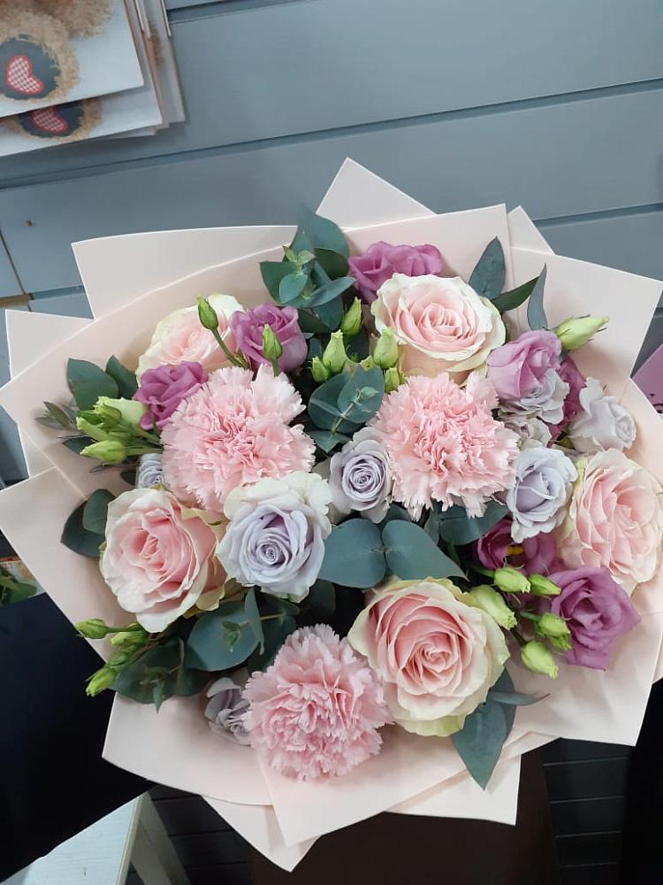 Букет цветов из: Розы, Гвоздики и Лизиантусы в Кольцово